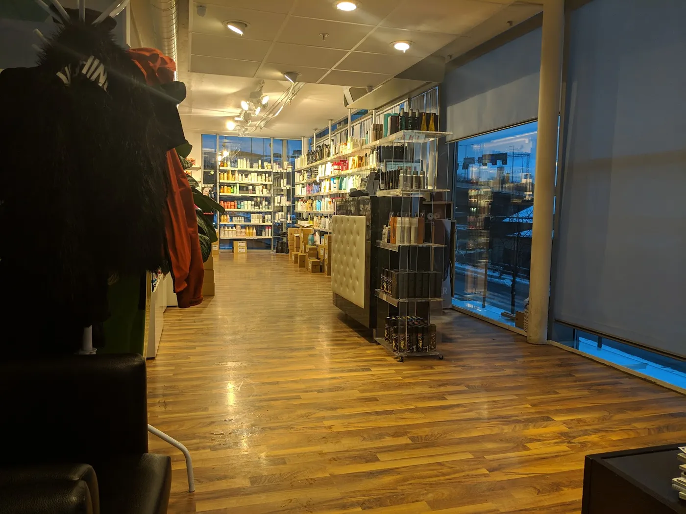 Butiken med produktväggar och stora fönster mot gatan