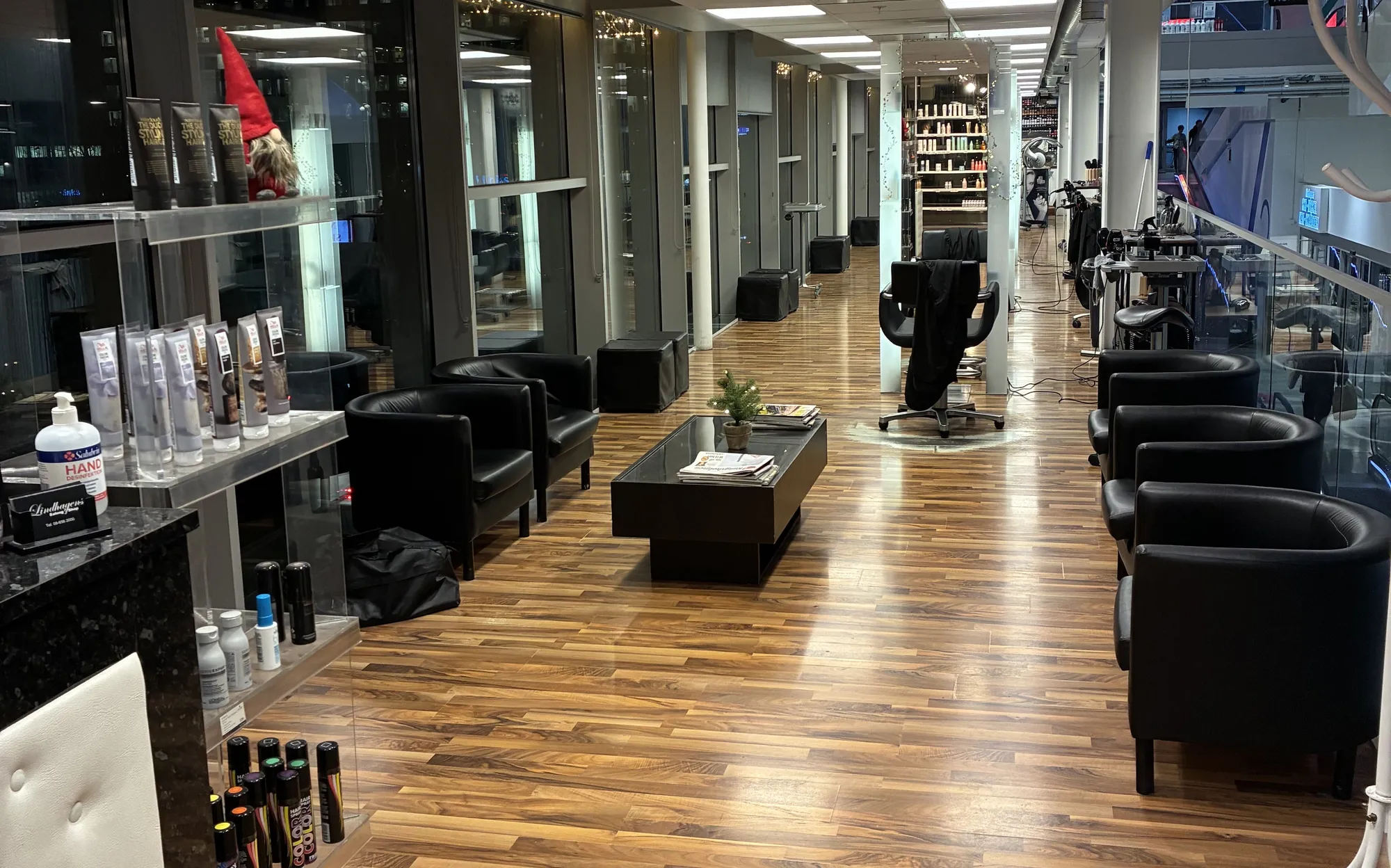 Väntrum och arbetsplatser i Lindhagens Salong & Shop på Kungsholmen